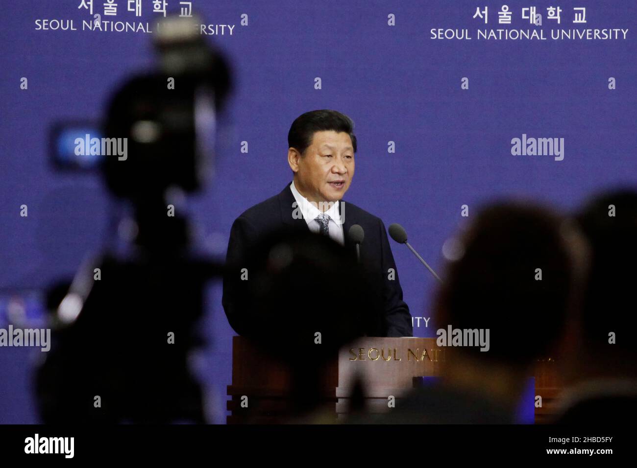 Dicembre 3, 2021-Seoul, Corea del Sud-Xi Jinping del Segretario Generale del Partito Comunista Cinese parlare conferenza durante una conferenza speciale alla Seoul National University a Seoul, Corea del Sud, in queste foto la data presa è il 4 luglio 2014. Foto Stock