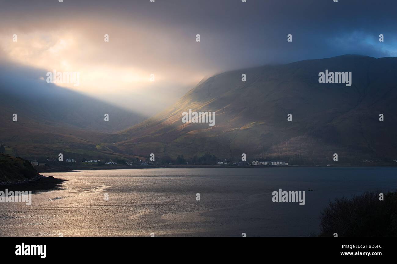 Spettacolare paesaggio nuvoloso con montagne illuminate alla luce del sole nella contea di Mayo, Irlanda Foto Stock