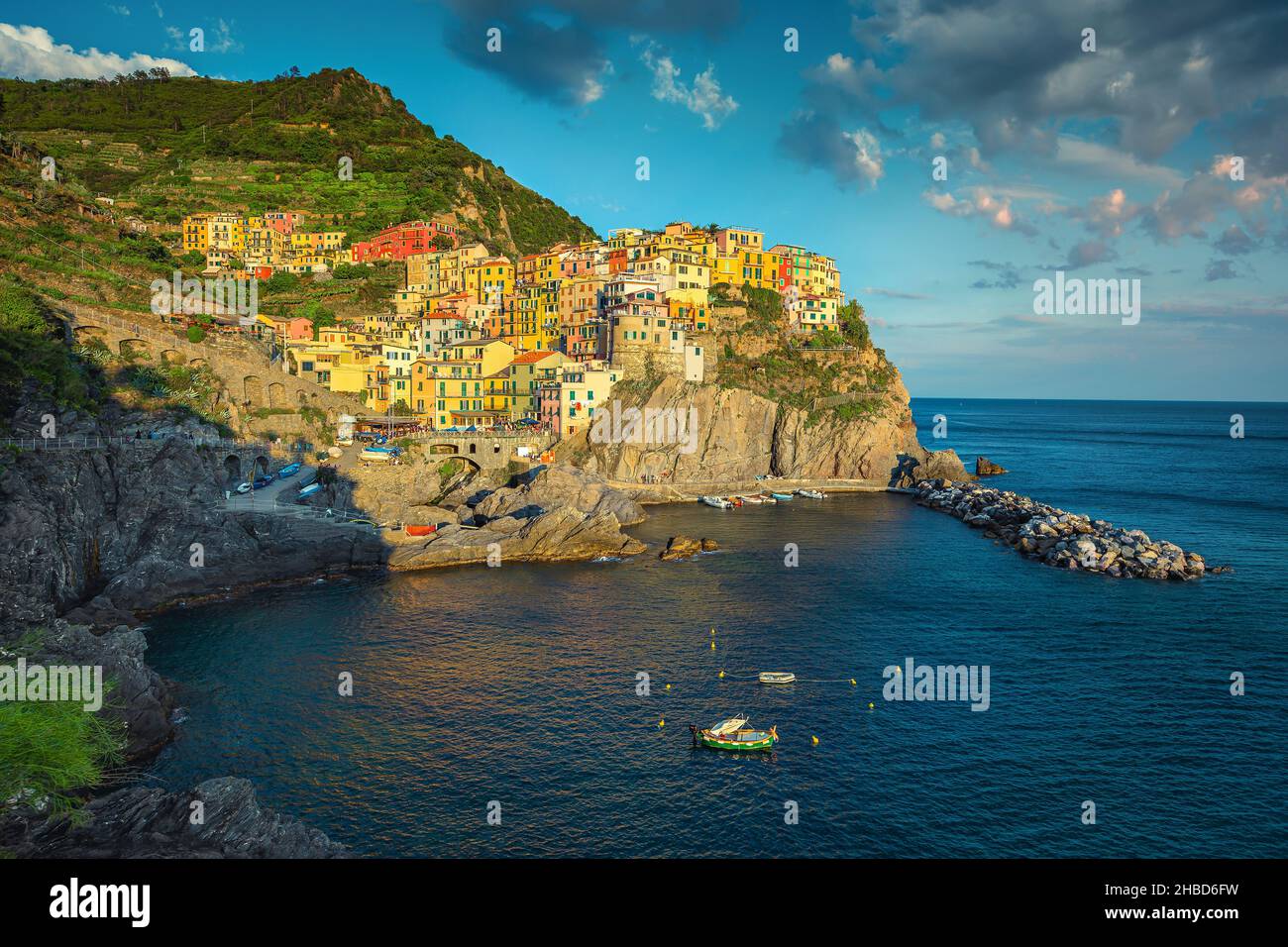 Splendido borgo mediterraneo con case colorate sulle scogliere al tramonto, Manarola, cinque Terre, Liguria, Italia, Europa Foto Stock