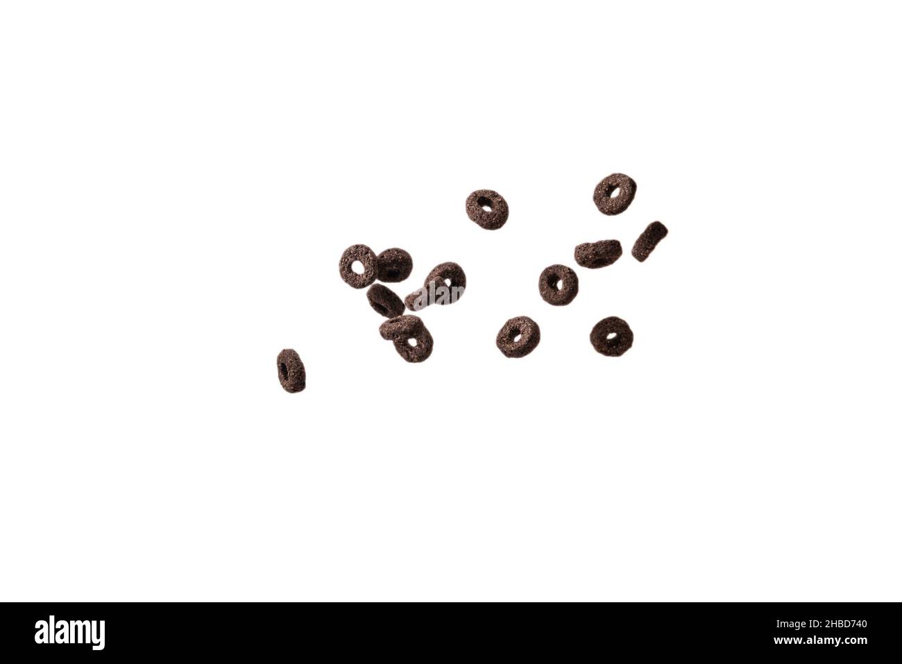 I cerali di cioccolato fuoriescono in una ciotola. Colazione. Isolato su sfondo bianco. Foto Stock