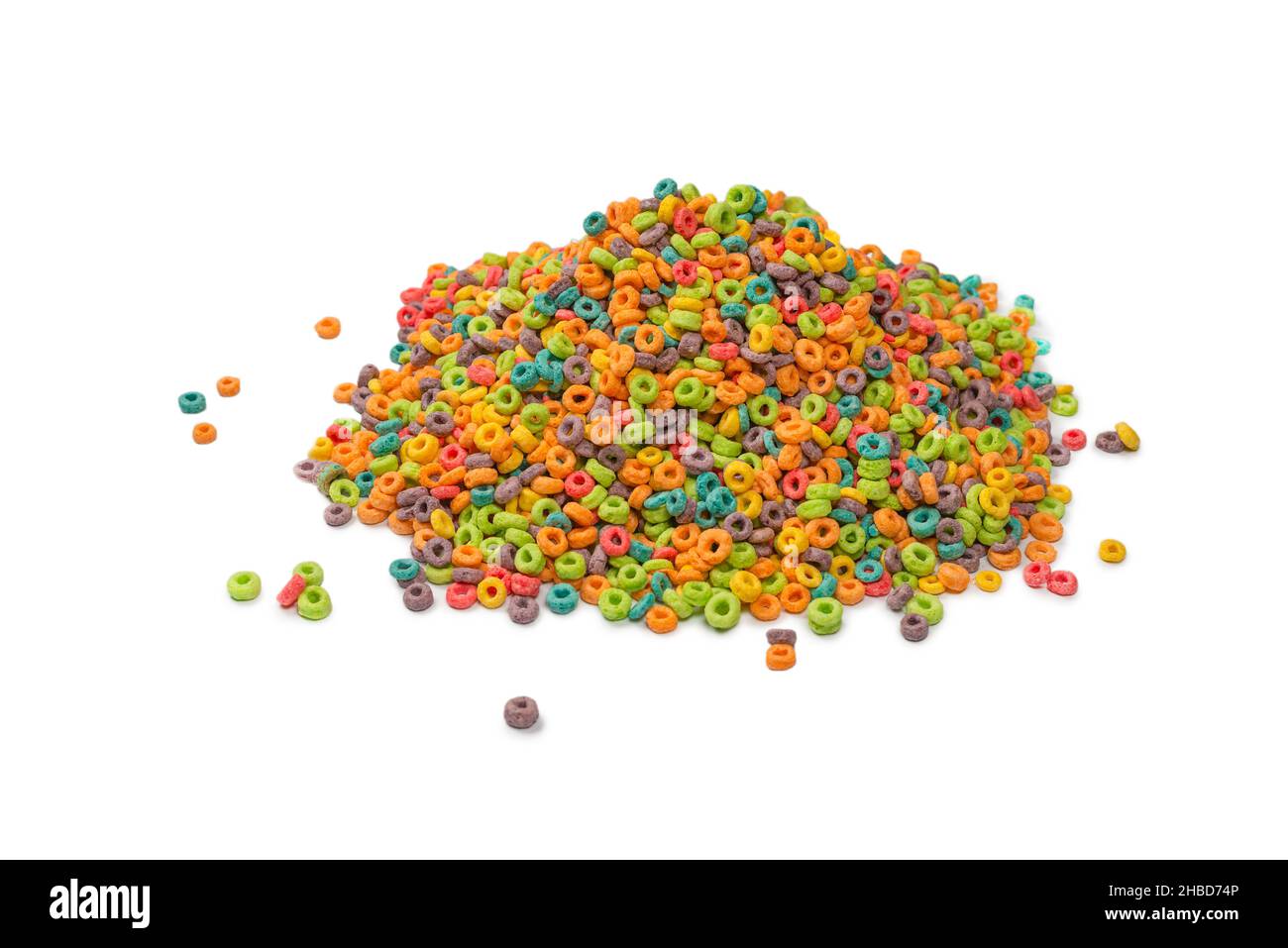 Dolci fiocchi multicolore, anelli di cereali. Isolato su sfondo bianco. Foto Stock