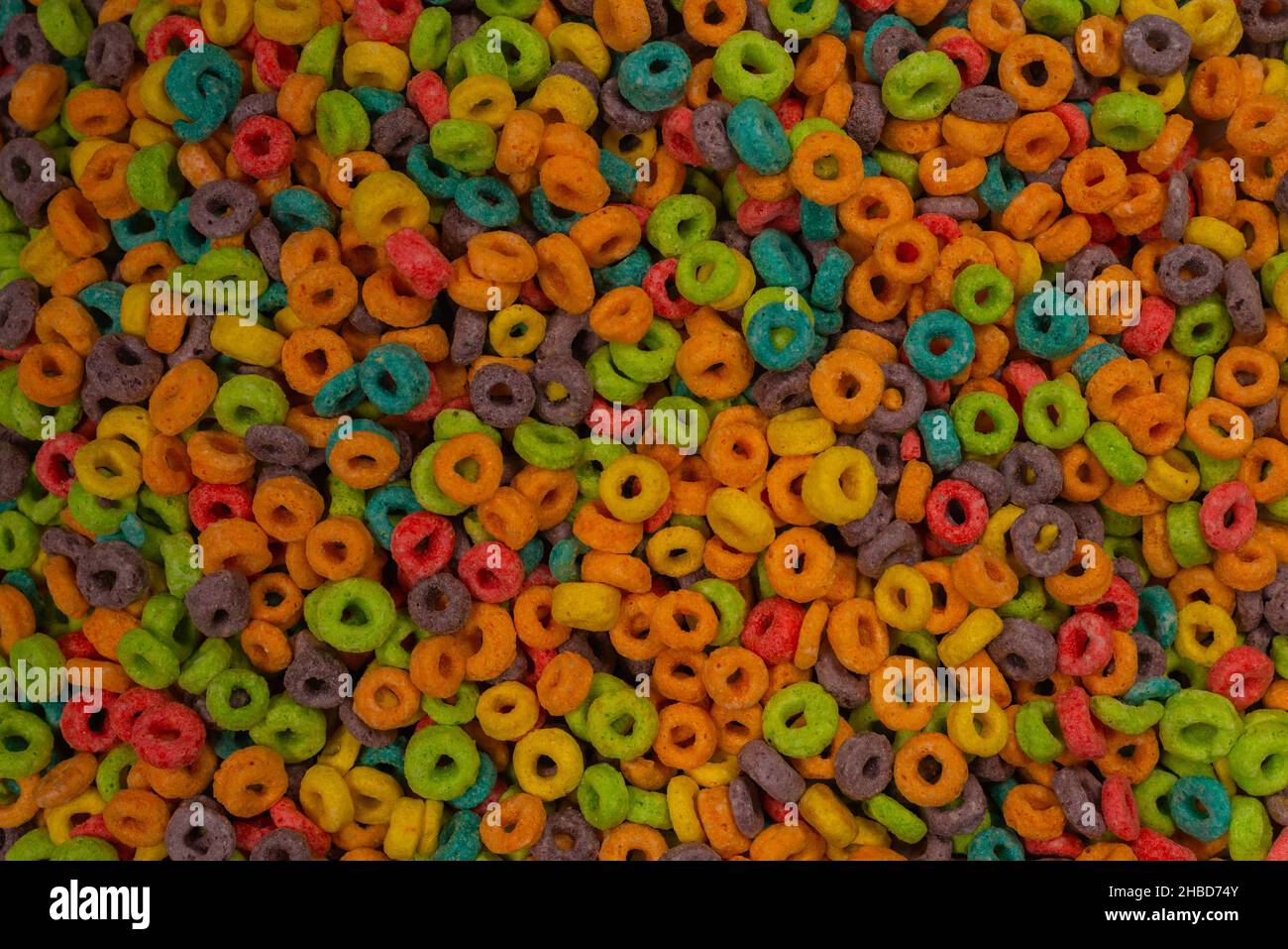 Dolci fiocchi multicolore, anelli di cereali come sfondo. Foto Stock