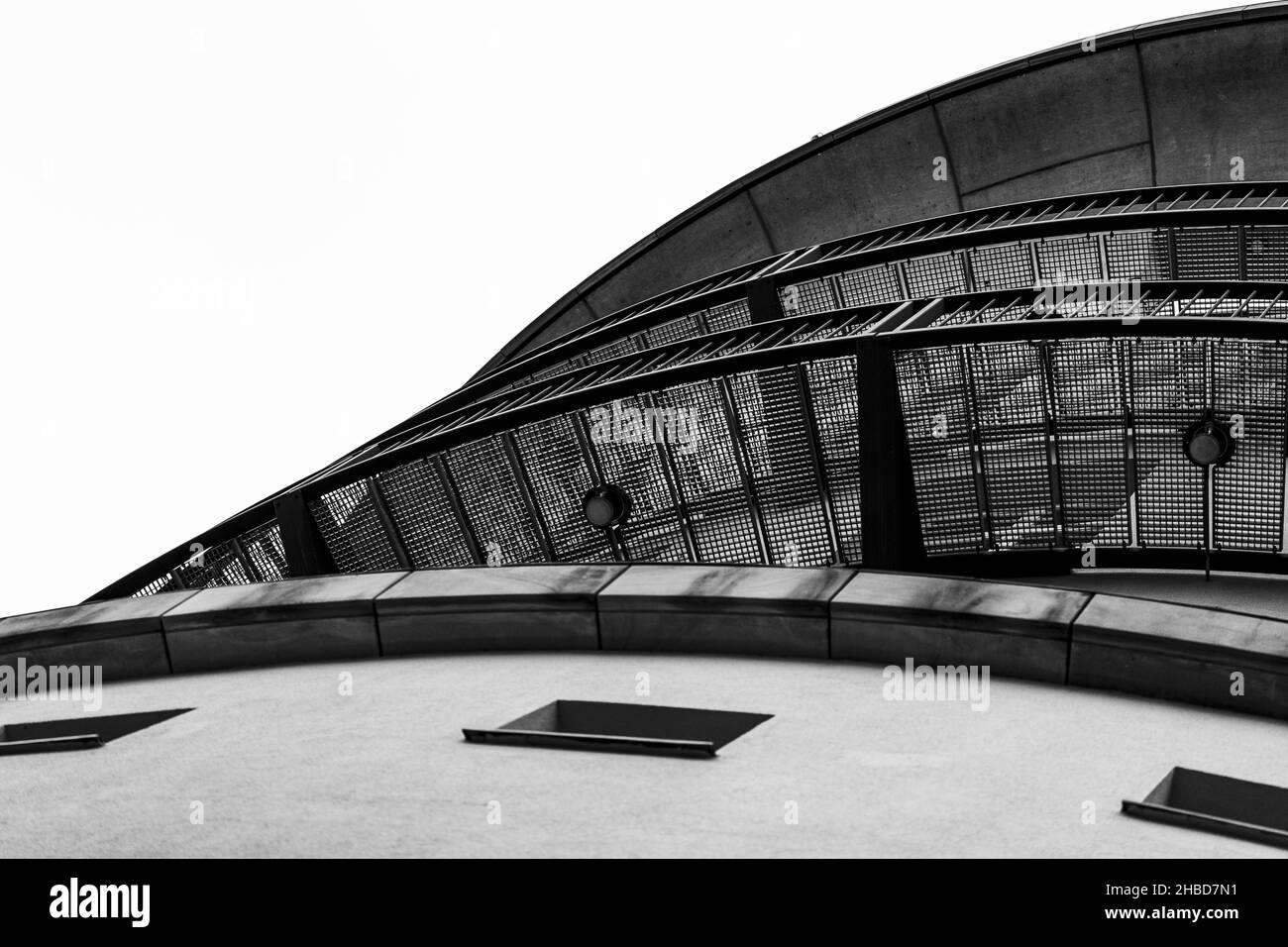 Una scala di grigi di un ponte con struttura in acciaio nella scena notturna Foto Stock