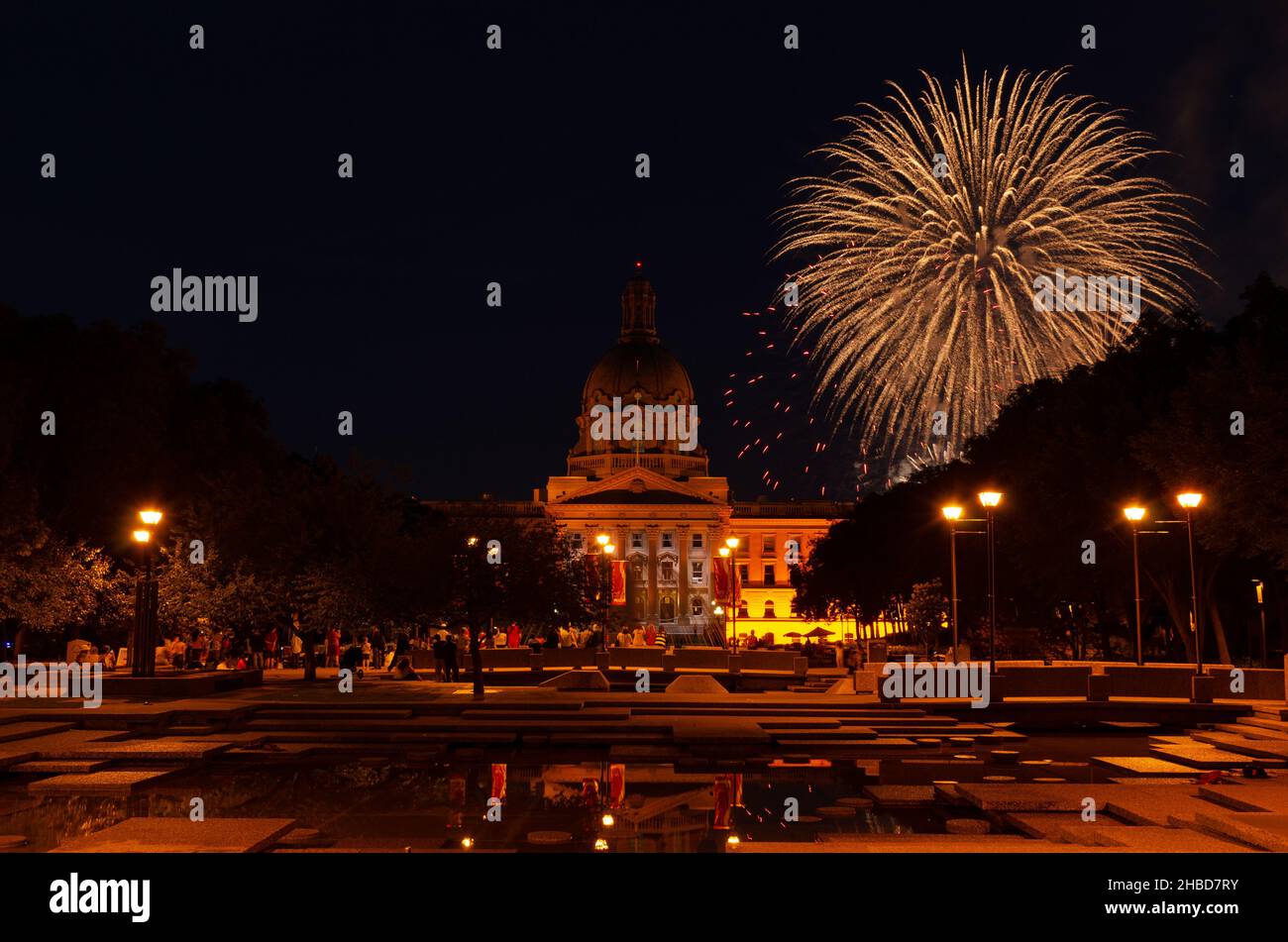Una scena affascinante dell'Alberta Legislature Building Edmonton Canada di notte con fuochi d'artificio Foto Stock