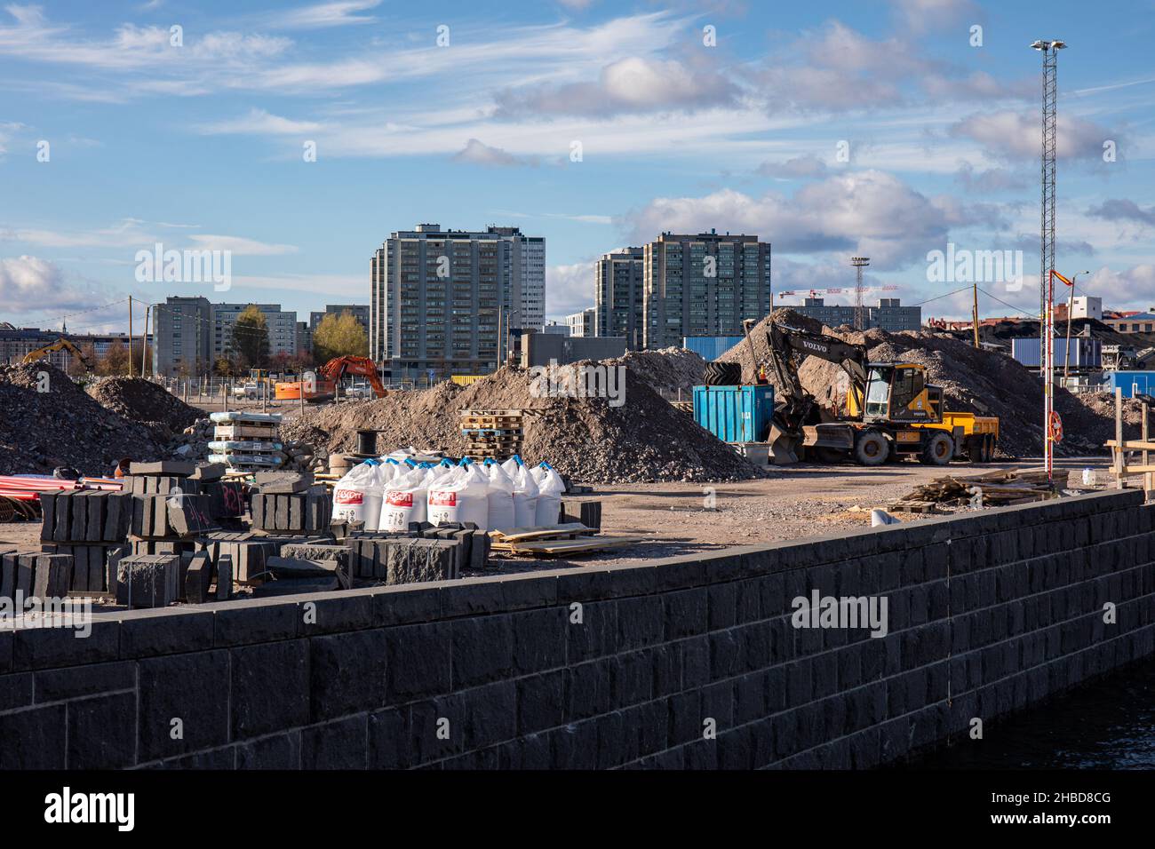 Riva del canale Sompasaari con il distretto di Merihaka sullo sfondo a Helsinki, Finlandia Foto Stock
