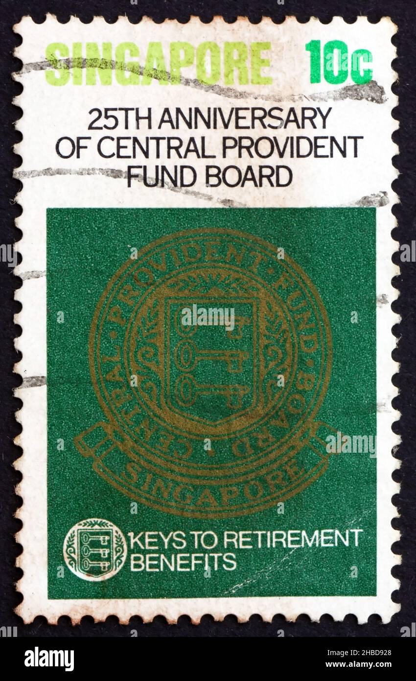 SINGAPORE - CIRCA 1980: Un francobollo stampato nel Singapore mostra Fund Board Emblem, Keys to Retirement, 25th anniversario del Central Provident Fund Board Foto Stock