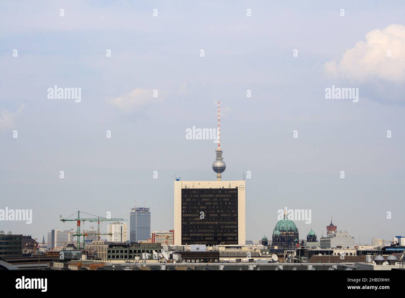 Paesaggio urbano di Berlino in estate con vista sulla famosa torre della televisione di Berlino, Berliner Dom e International Trade Centre. Sfondo cielo blu chiaro. Nessuna gente. Foto Stock