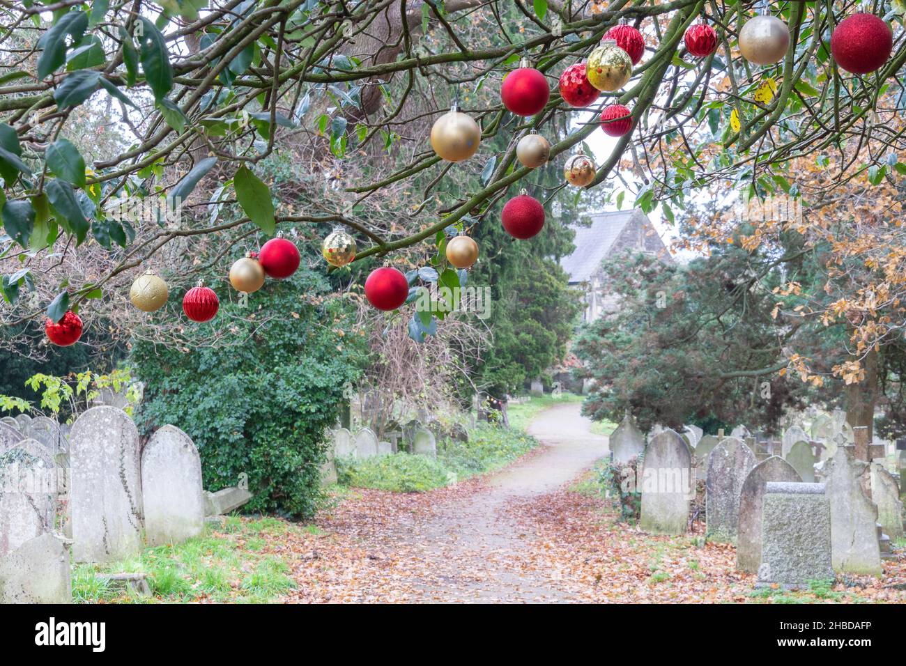 Baubles di Natale nel vecchio cimitero di Southampton Foto Stock