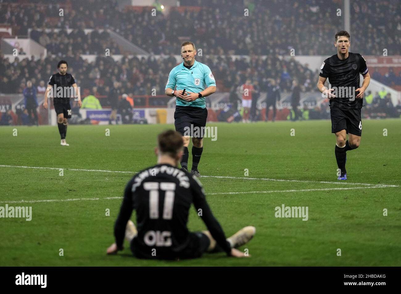 L'arbitro John Busby si avvicina a Keane Lewis-Potter #11 di Hull City e gli assegna il calcio libero Foto Stock
