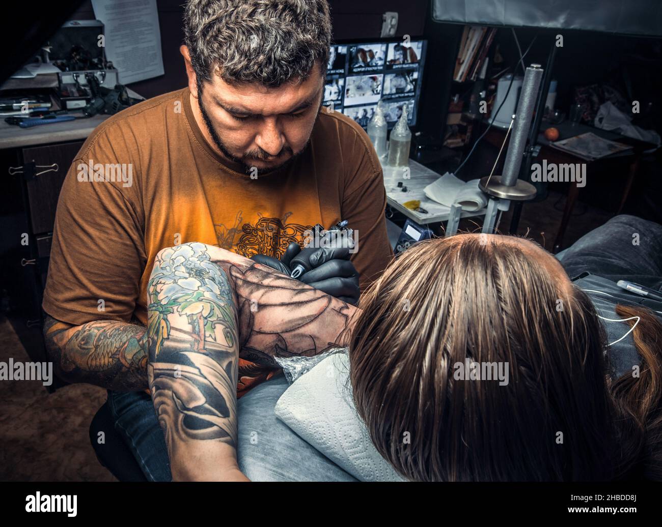 Tatuatore in posa in studio tatuaggio Foto Stock