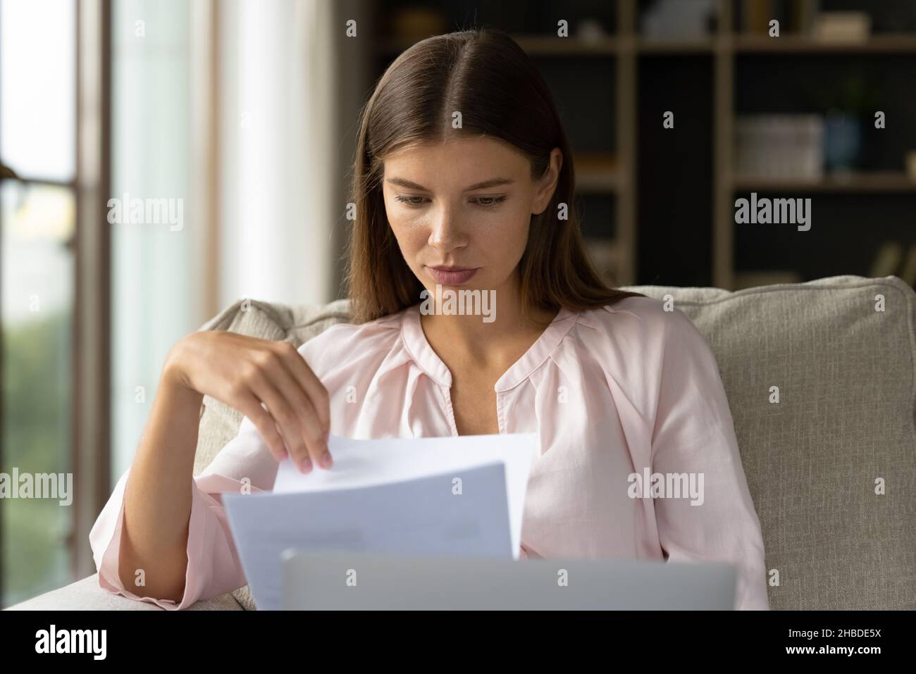 Ha sottolineato la giovane donna che acquista regali di Natale in linea. Foto Stock