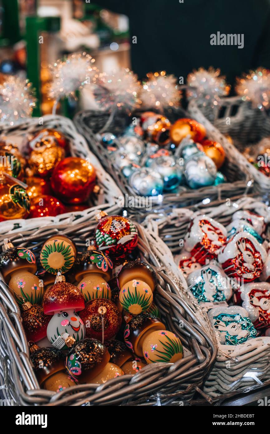 Mercatino di Natale con i giocattoli colorati di Natale d'epoca e souvenir nel cestino malvagio. Shopping per le vacanze invernali Foto Stock