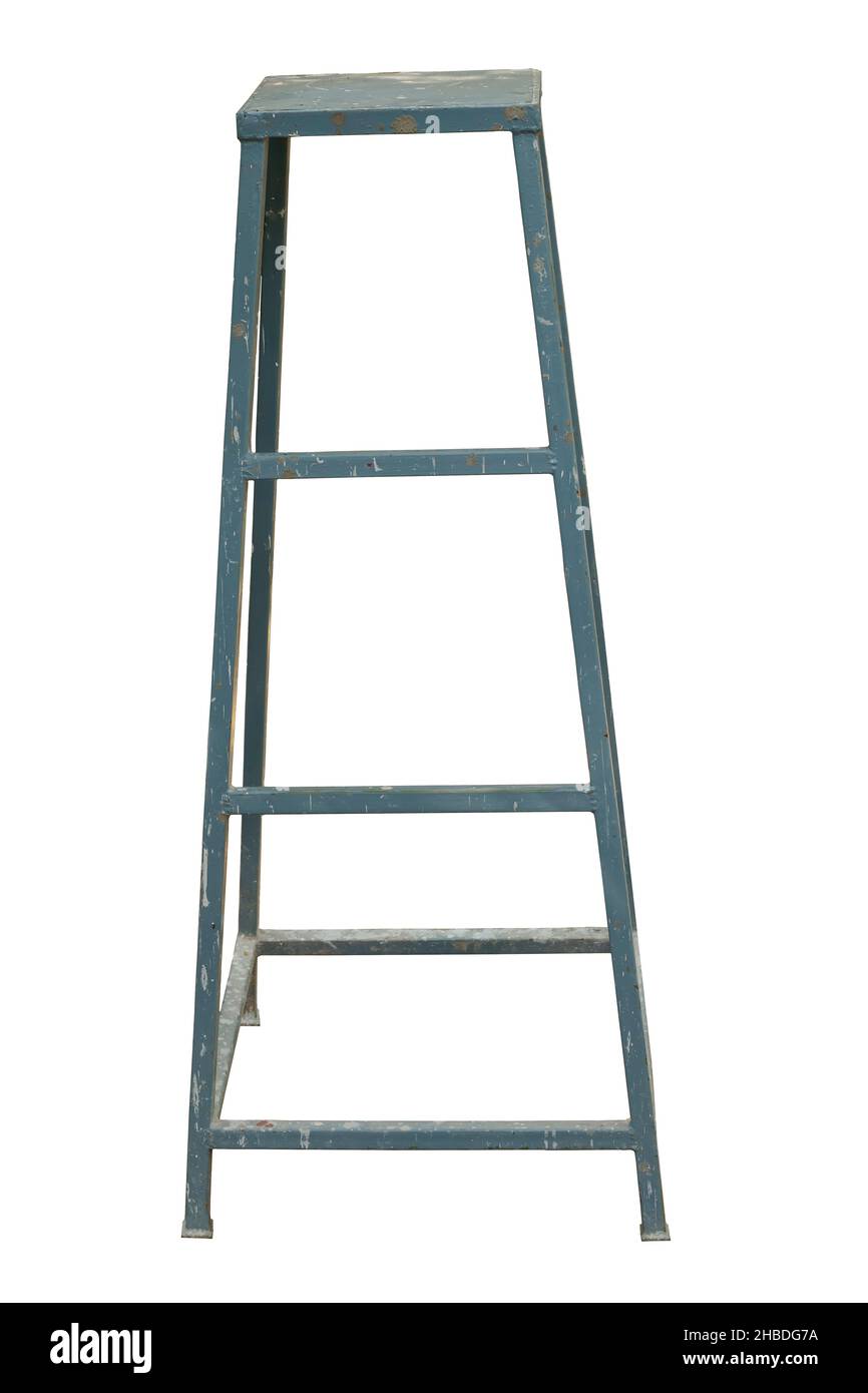 Scala isolata su sfondo bianco, i lavoratori degli utensili industriali utilizzano la scala per lavorare con il soggetto in posizione alta. Foto Stock