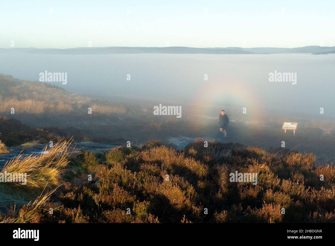 Ilkley, Yorkshire UK, 19 dicembre 2021 - il momento in cui un corridore passa attraverso il raro specter di broccen di un fotografo su Ilkley Moor. Credit: Rebecca Cole/Alamy Live News Foto Stock