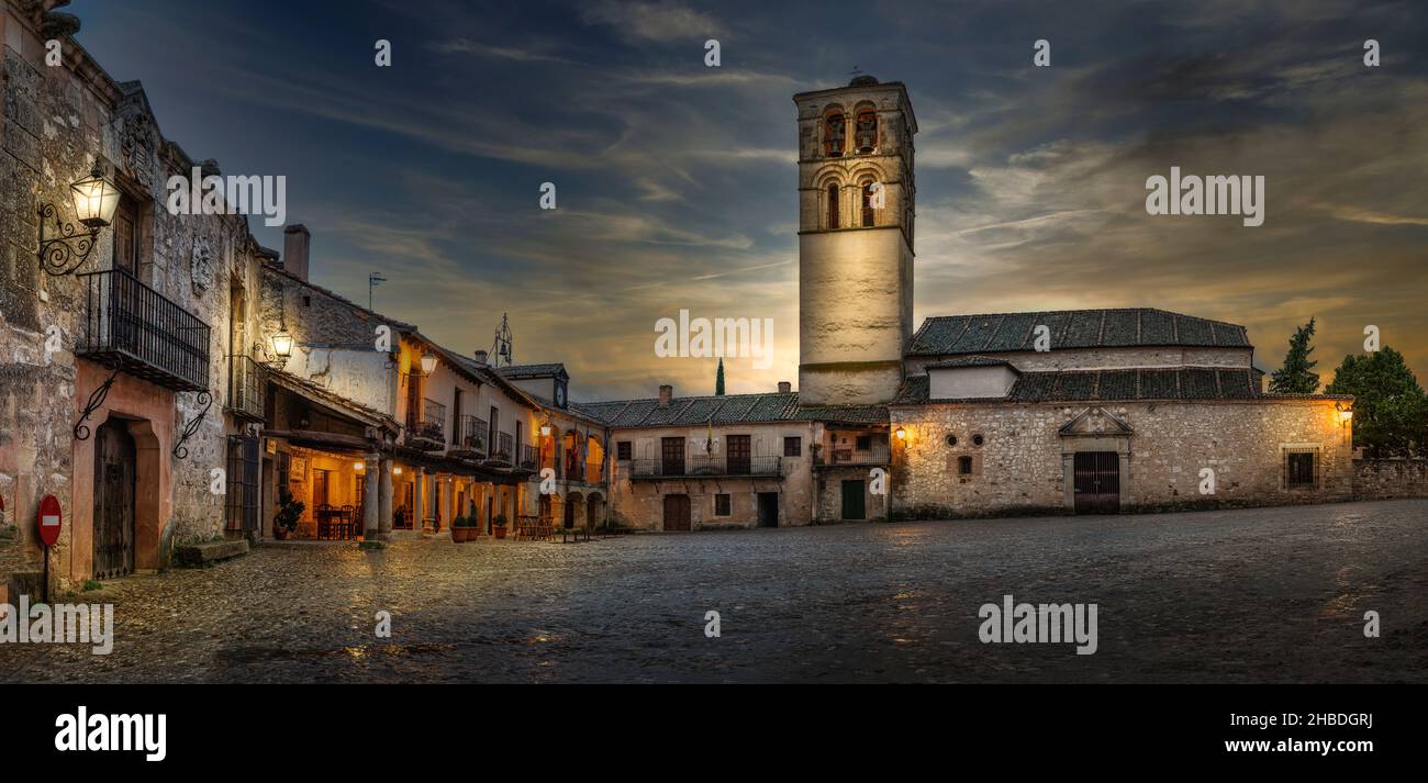 Plaza Mayor della città medievale di Pedraza, situata nella provincia di Segovia, con le tradizionali case porticate, la chiesa romanica e la città h Foto Stock