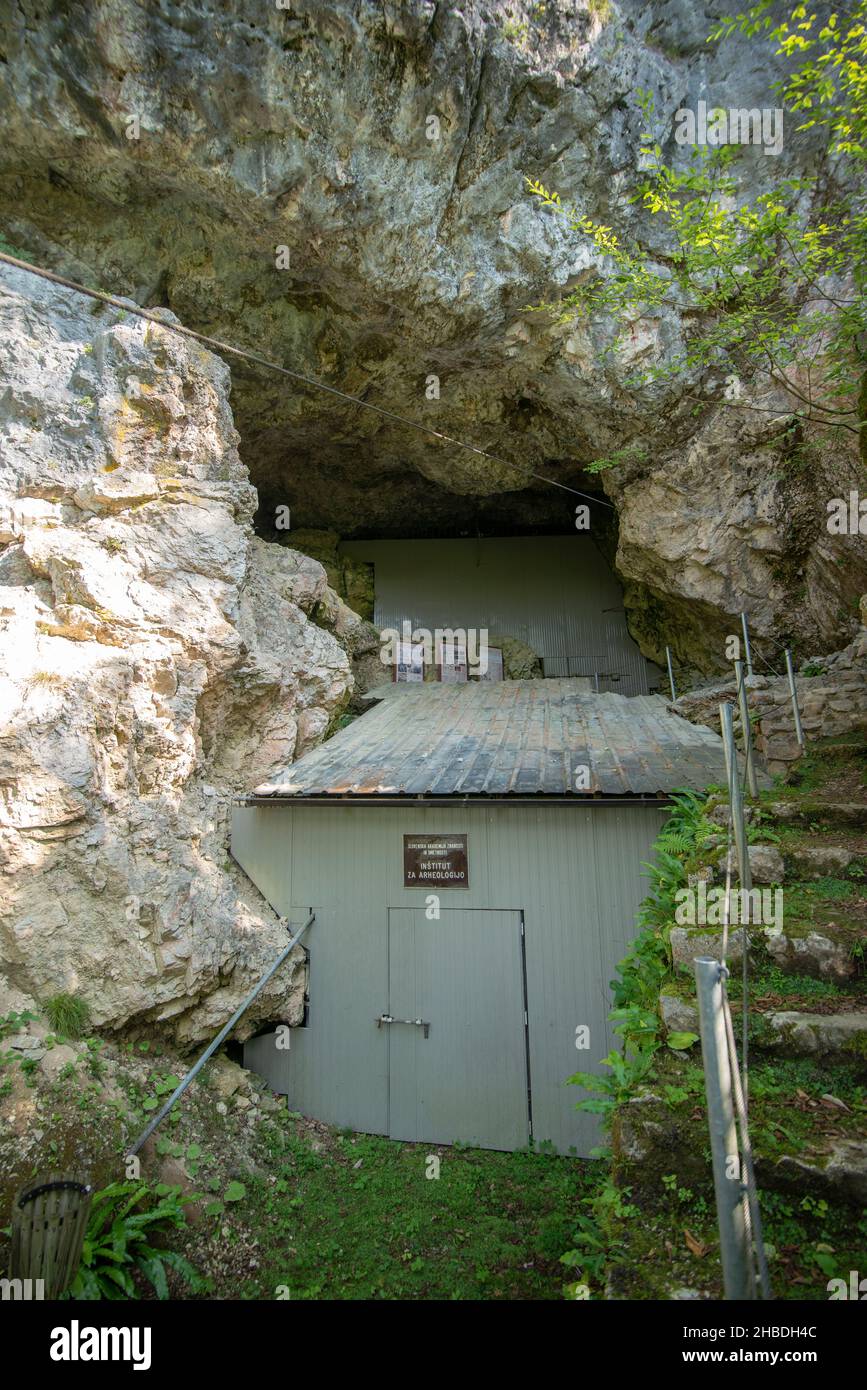 Divje Babe è un sito archeologico dove hanno trovato il più antico strumento musicale conosciuto al mondo. Foto Stock