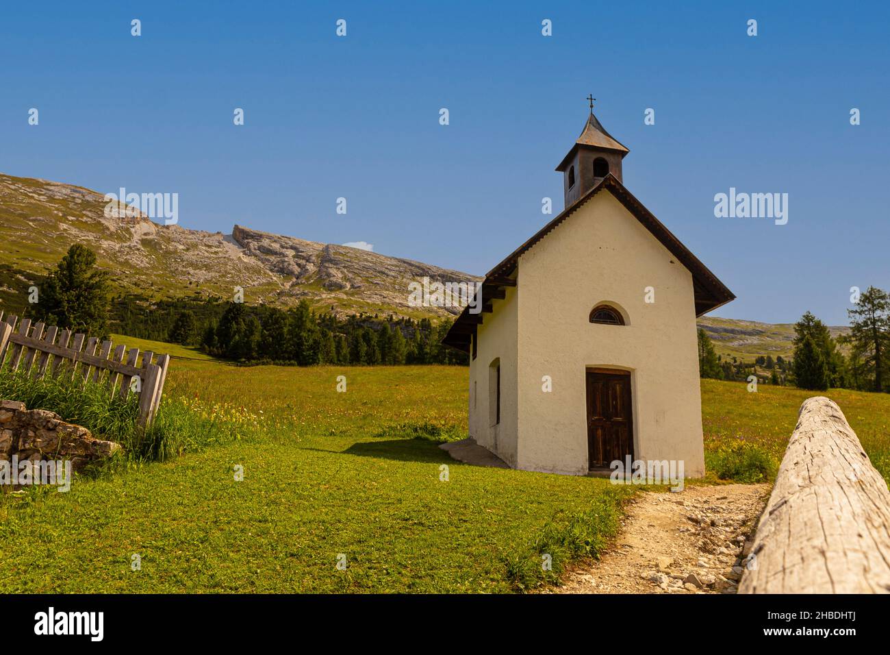 Paesaggi, boschi, stradine delle Alpi dolomitiche Foto Stock