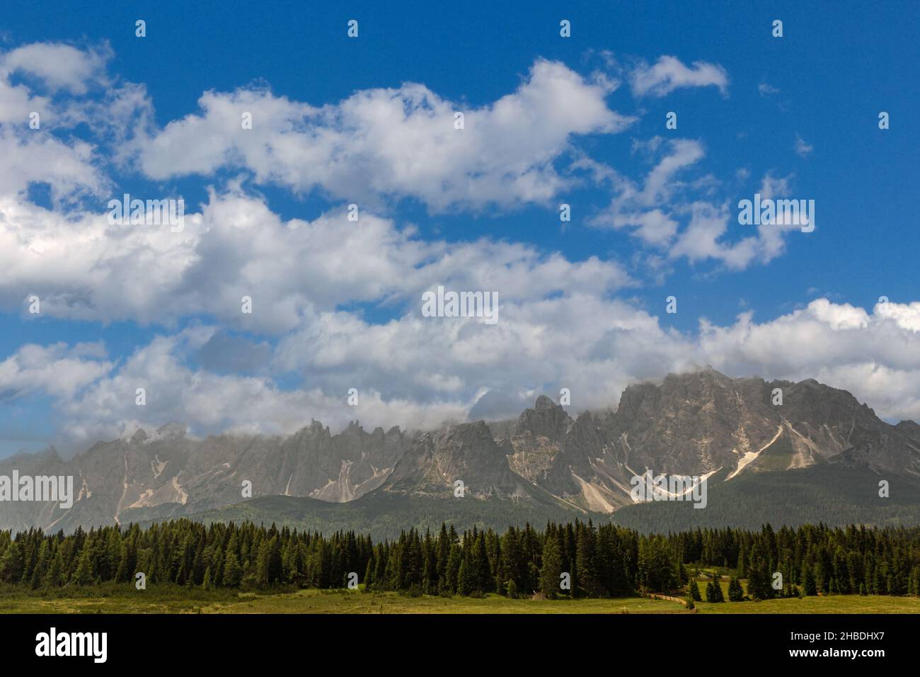 Panorama delle dolomiti in Italia, ideale per il paesaggio. Foto Stock