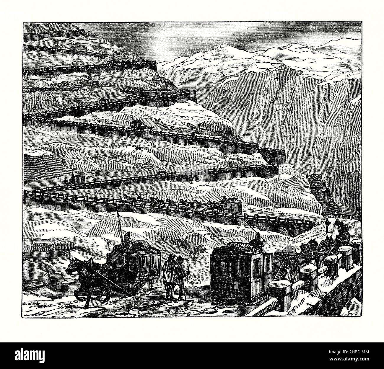 Un'antica incisione di slitte trainate da cavalli era utilizzata per trasportare passeggeri e merci a metà del 1800s sulla via terrestre a zig-zag sopra il Monte Cenis prima dell'arrivo del tunnel ferroviario, il che significava che il viaggio poteva essere condotto sottoterra attraverso le Alpi. E 'da un libro vittoriano del 1890s sulle scoperte e invenzioni durante il 1800s. La costruzione del tunnel del Monte Cenis o del tunnel ferroviario Fréjus attraverso le Alpi tra Francia e Italia è stata avviata nel 1871. Il tunnel rimane un importante collegamento tra Roma e Parigi, via Torino e Chambéry. Foto Stock