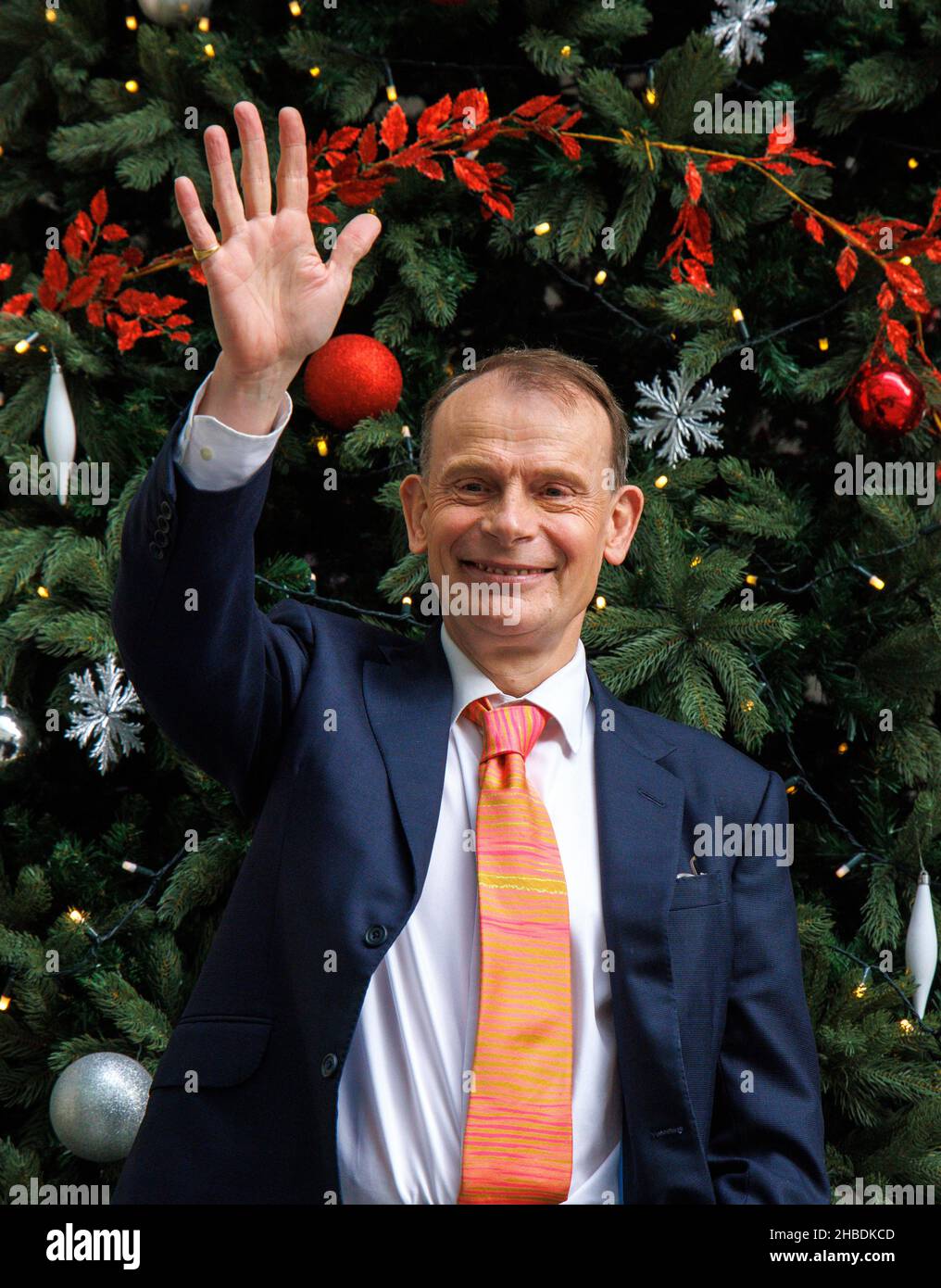 Londra, Regno Unito. 19th Dic 2021. Andrew Marr Waves Arrivederci mentre lascia la BBC Studios dopo aver presentato il suo show finale. Sta entrando a far parte della Global radio e sta scrivendo e presentando per altre aziende nel nuovo anno. Lascia la BBC dopo 21 anni, compresi 16 anni che presentano il suo spettacolo domenicale mattutino. Credit: Tommy London/Alamy Live News Foto Stock