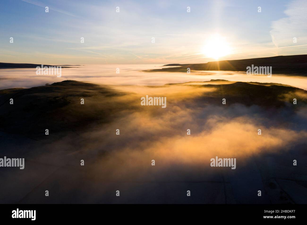 Teesdale, County Durham, Regno Unito. 19th dicembre 2021. Meteo Regno Unito. Ci sono state alcune viste spettacolari delle valli piene di nebbia mentre il sole splende sopra la nuvola in Upper Teesdale oggi. Credit: David Forster/Alamy Live News Foto Stock