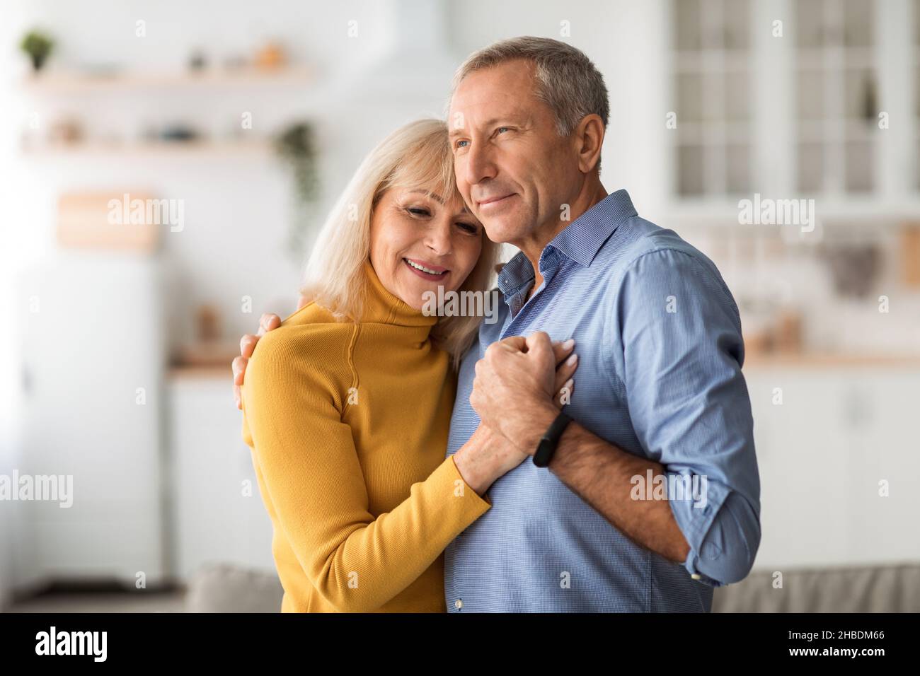 Felice sposato Senior Couple Dancing Holding Hands in Home Foto Stock