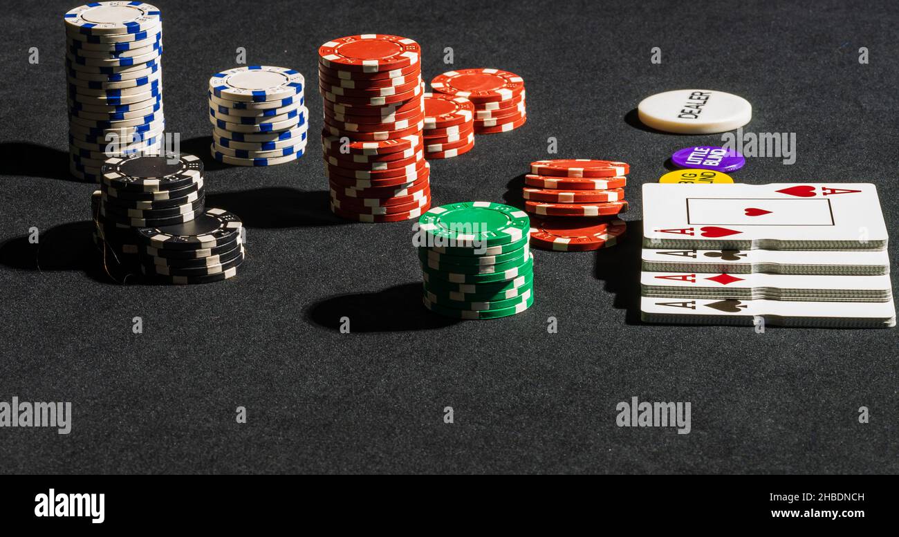 Fiches di poker colorati e carte da gioco disposte sul tavolo da gioco Foto  stock - Alamy