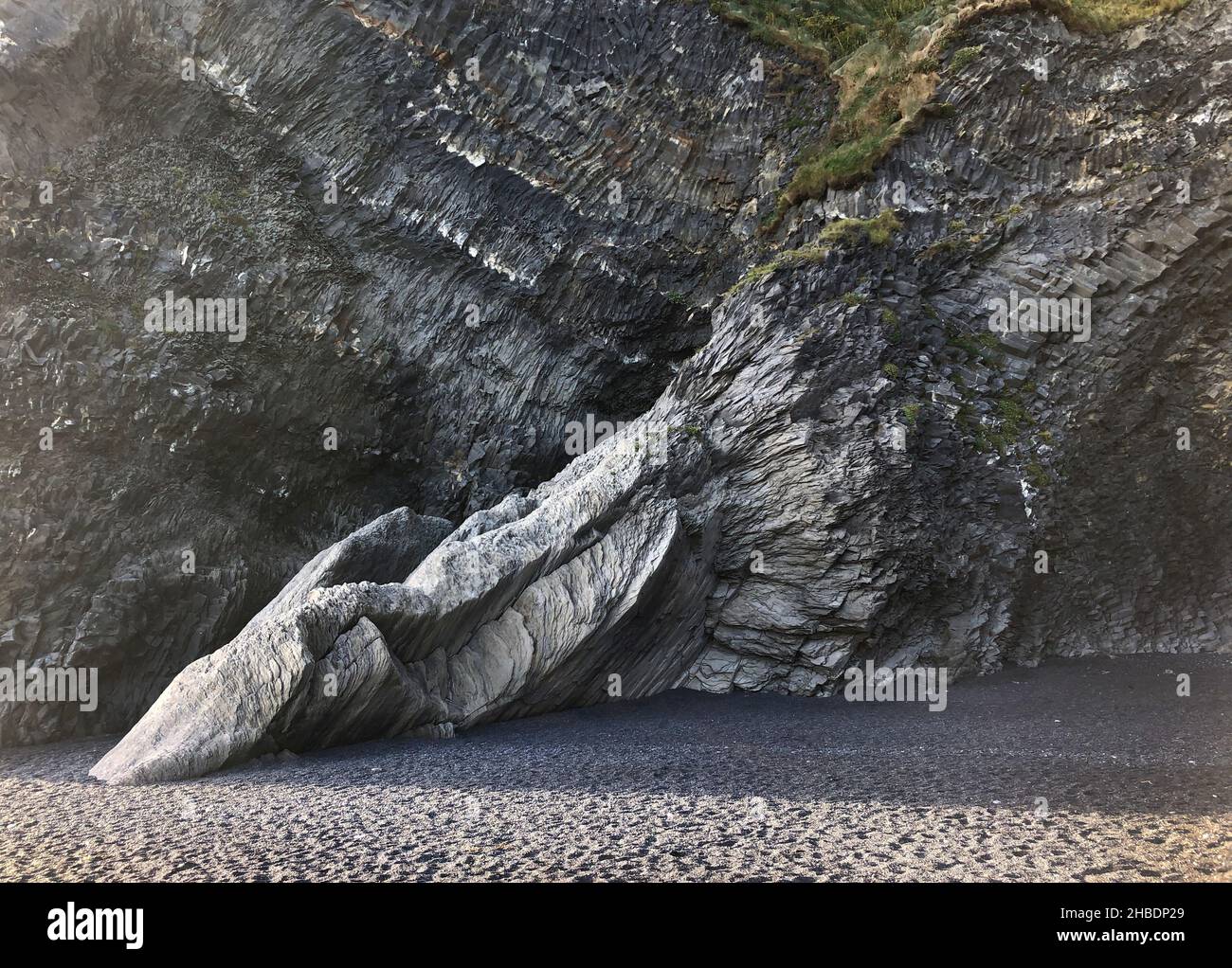 Formazione rocciosa a forma di drago dormiente a Black Beach, Islanda Foto Stock