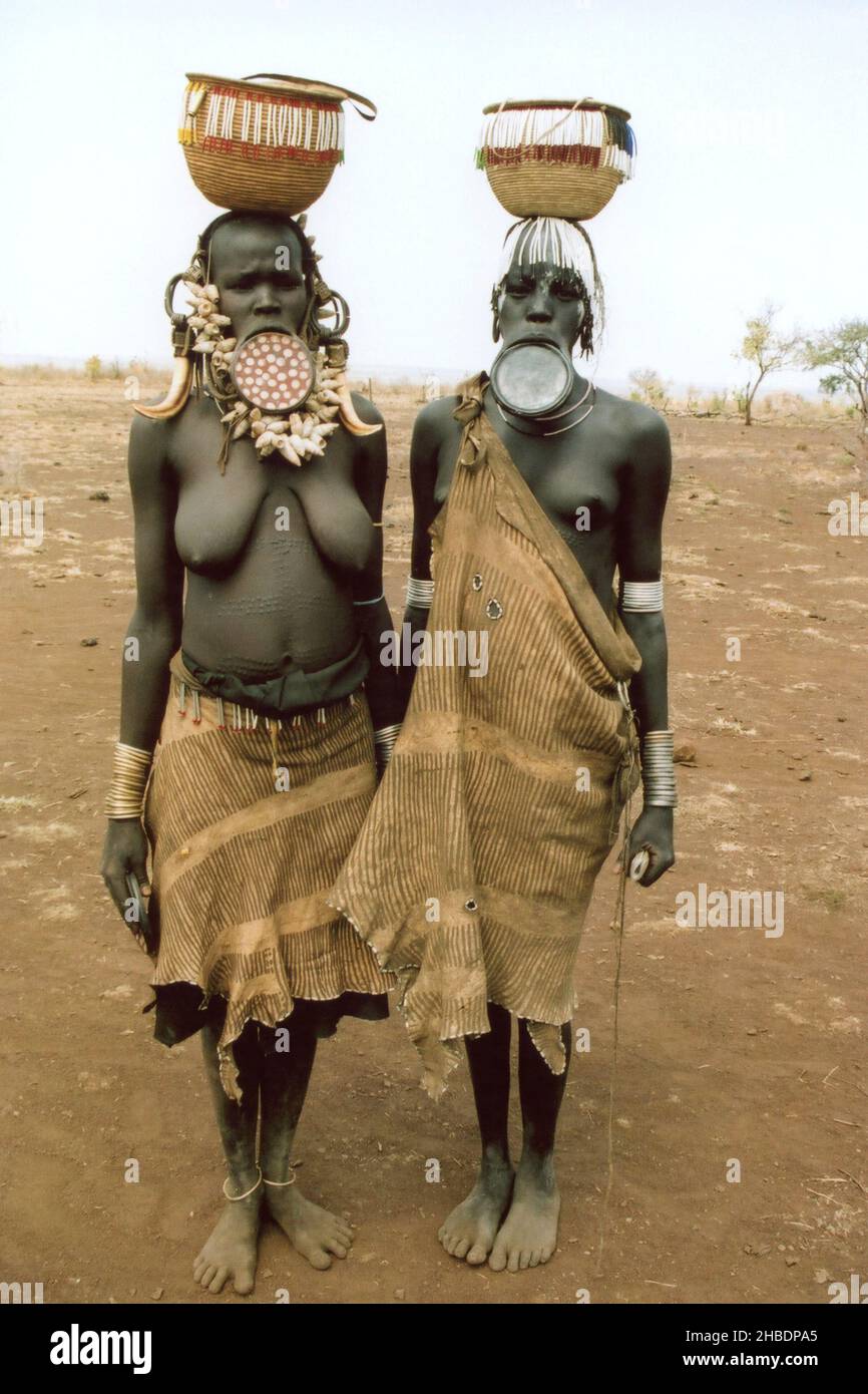 Mursi Tribe Donna che indossa le piastre con labbro Foto Stock
