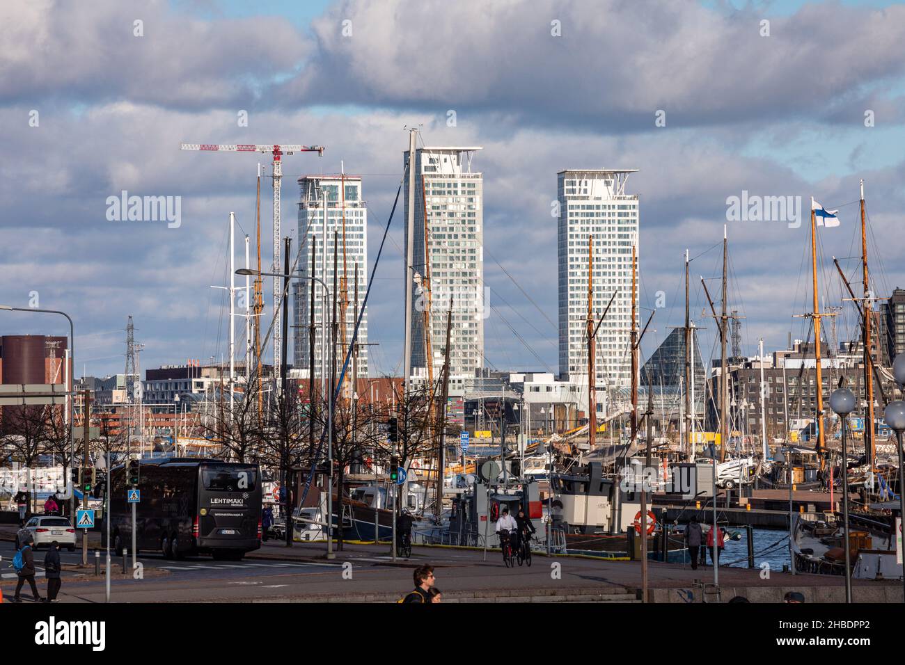 Kalasatama alti edifici dietro le navi a vela Halkolaituri a Helsinki, Finlandia Foto Stock