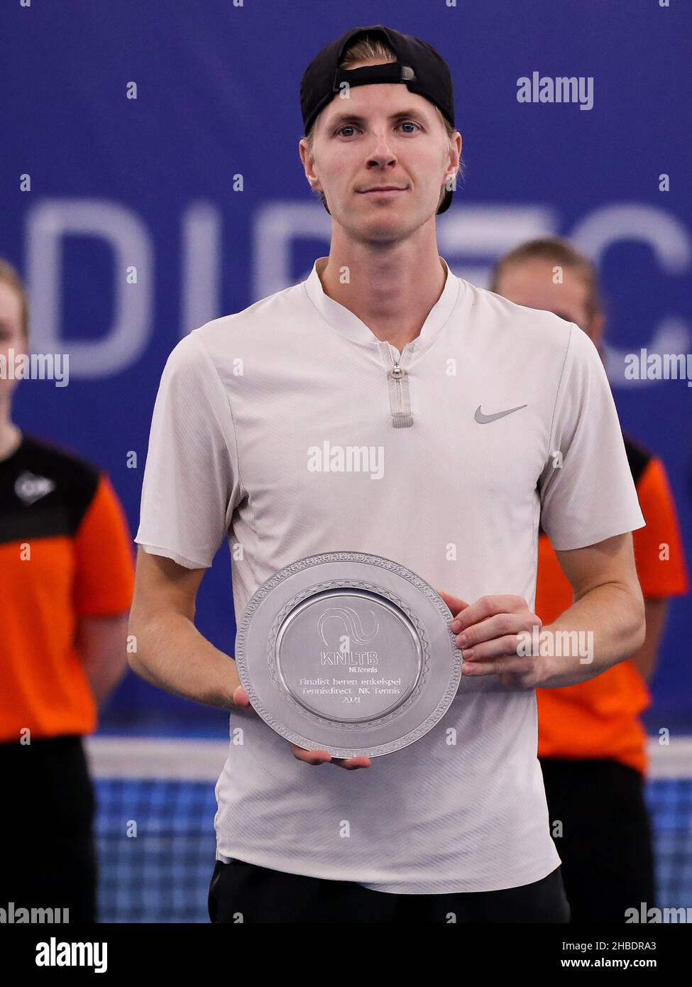 AMSTELVEEN, PAESI BASSI - 19 DICEMBRE: Gijs Brouwer con il suo prezzo per secondo classificato durante il TennisDirect NK Tennis 2021 alla NTC de Kegel il 19 dicembre 2021 ad Amstelveen, Paesi Bassi (Foto di Hans van der Valk/Orange Pictures) Foto Stock