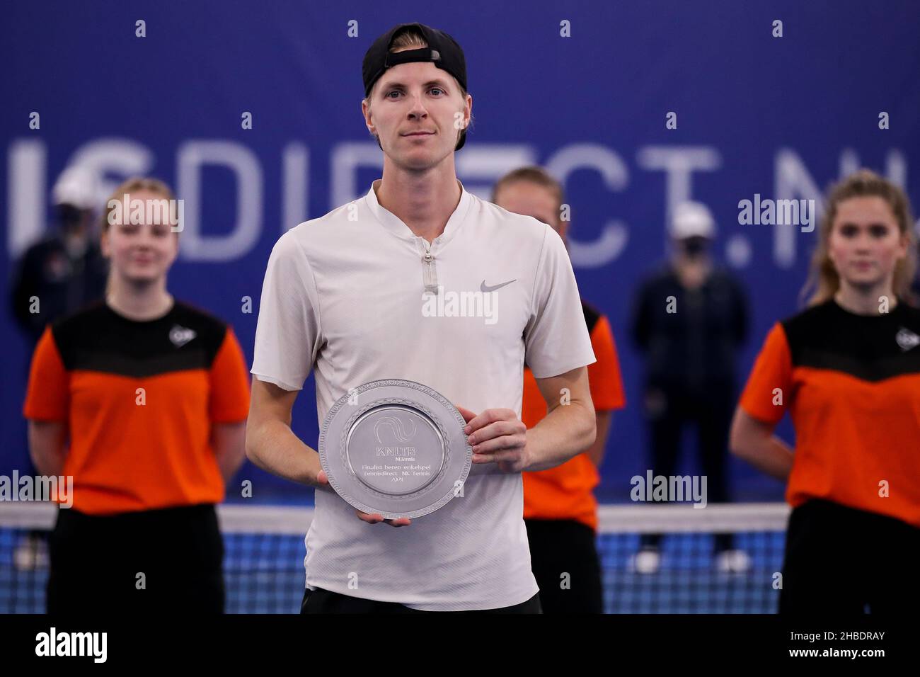 AMSTELVEEN, PAESI BASSI - 19 DICEMBRE: Gijs Brouwer con il suo prezzo per secondo classificato durante il TennisDirect NK Tennis 2021 alla NTC de Kegel il 19 dicembre 2021 ad Amstelveen, Paesi Bassi (Foto di Hans van der Valk/Orange Pictures) Foto Stock