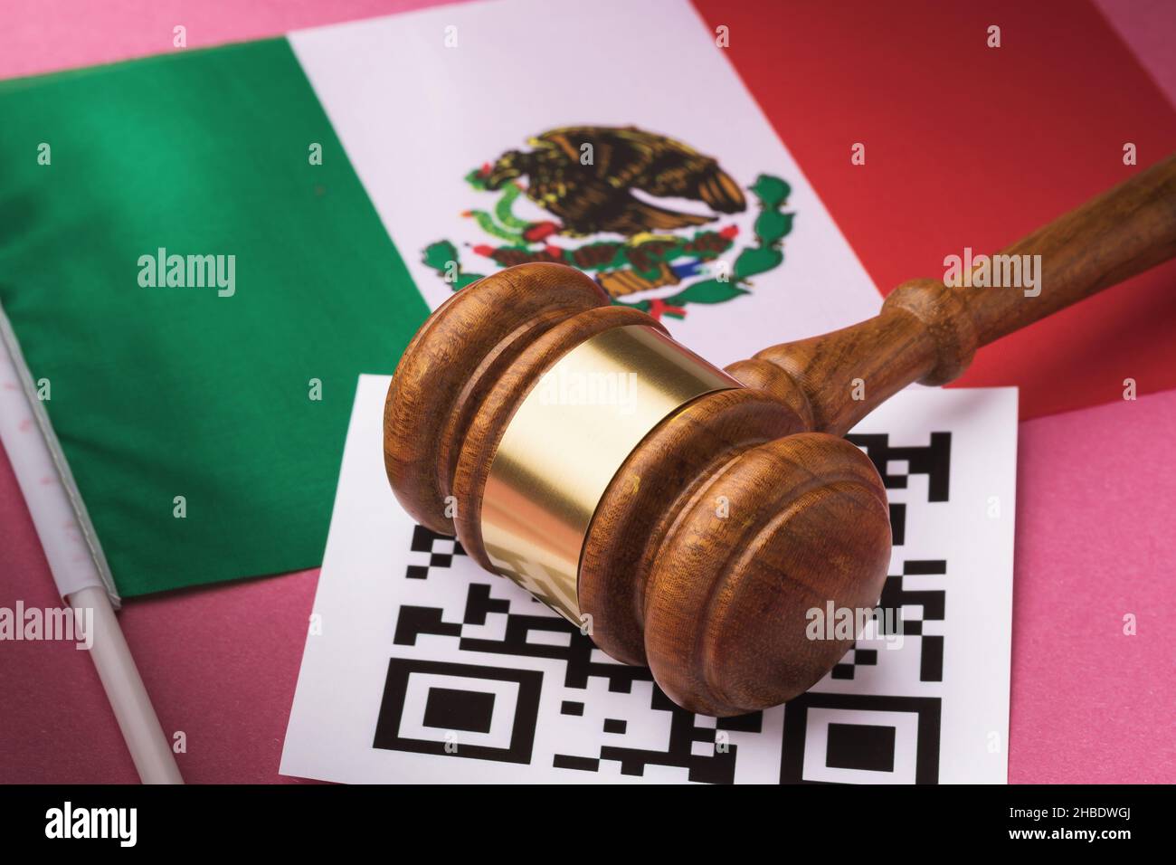 Giudice Gavel, scheda del codice a barre e bandiera messicana, il concetto di punizione amministrativa per violazione del regime utilizzando QR-codici in Messico Foto Stock