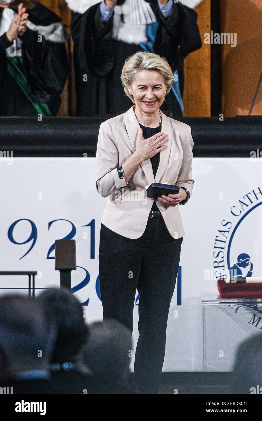 Milano, Italia. 19th dicembre 2021. Il Presidente della Commissione europea, Ursula von Der Leyen, gesti durante l'apertura dell'anno accademico all'Università Cattolica di Milano il 19 dicembre 2021 credito: Piero Crociatti/Alamy Live News Foto Stock