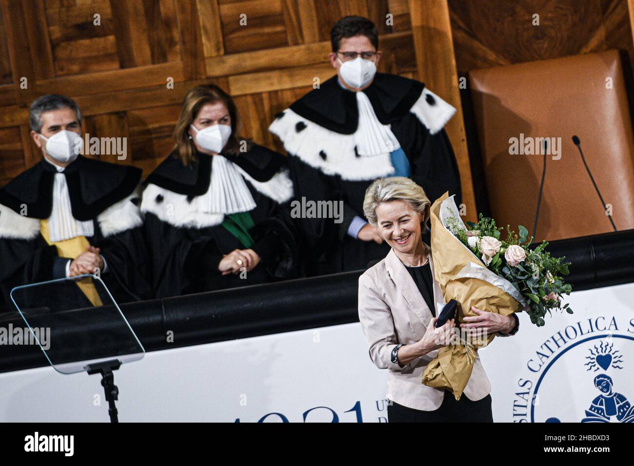 Milano, Italia. 19th dicembre 2021. Il Presidente della Commissione europea, Ursula von Der Leyen, partecipa all'apertura dell'anno accademico presso l'Università Cattolica di Milano il 19 dicembre 2021 Credit: Piero Crociatti/Alamy Live News Foto Stock