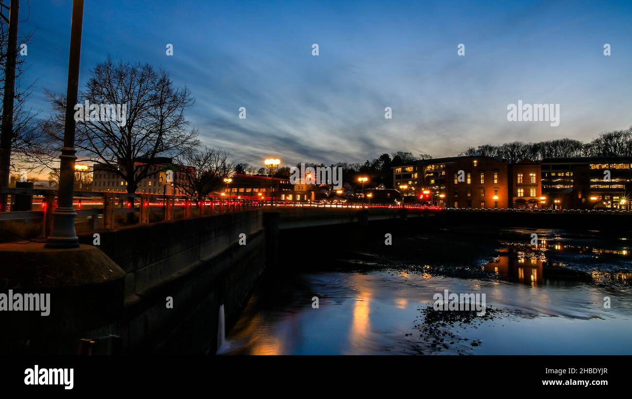 WESTPORT, CT, USA - DICEMBRE 17 2021: Luci decorative per le vacanze sul ponte sul fiume Saugatuck in centro con bel cielo serale Foto Stock