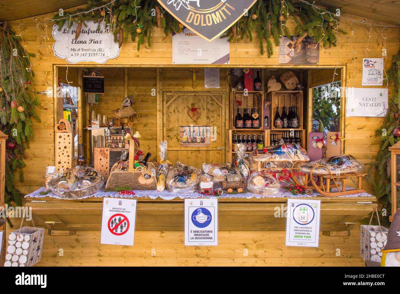 Belluno, Italia - Dicembre 11 2021. Una bancarella di cibo in un tradizionale mercatino di Natale in Piazza dei Martiri nel centro storico durante la pandemia del Covid-19 Foto Stock