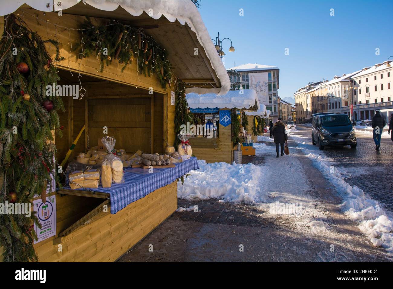 Belluno, Italia - Dicembre 11th 2021. Bancarelle tradizionali del mercatino di Natale in Piazza dei Martiri nel centro storico durante la pandemia del Covid-19. Foto Stock