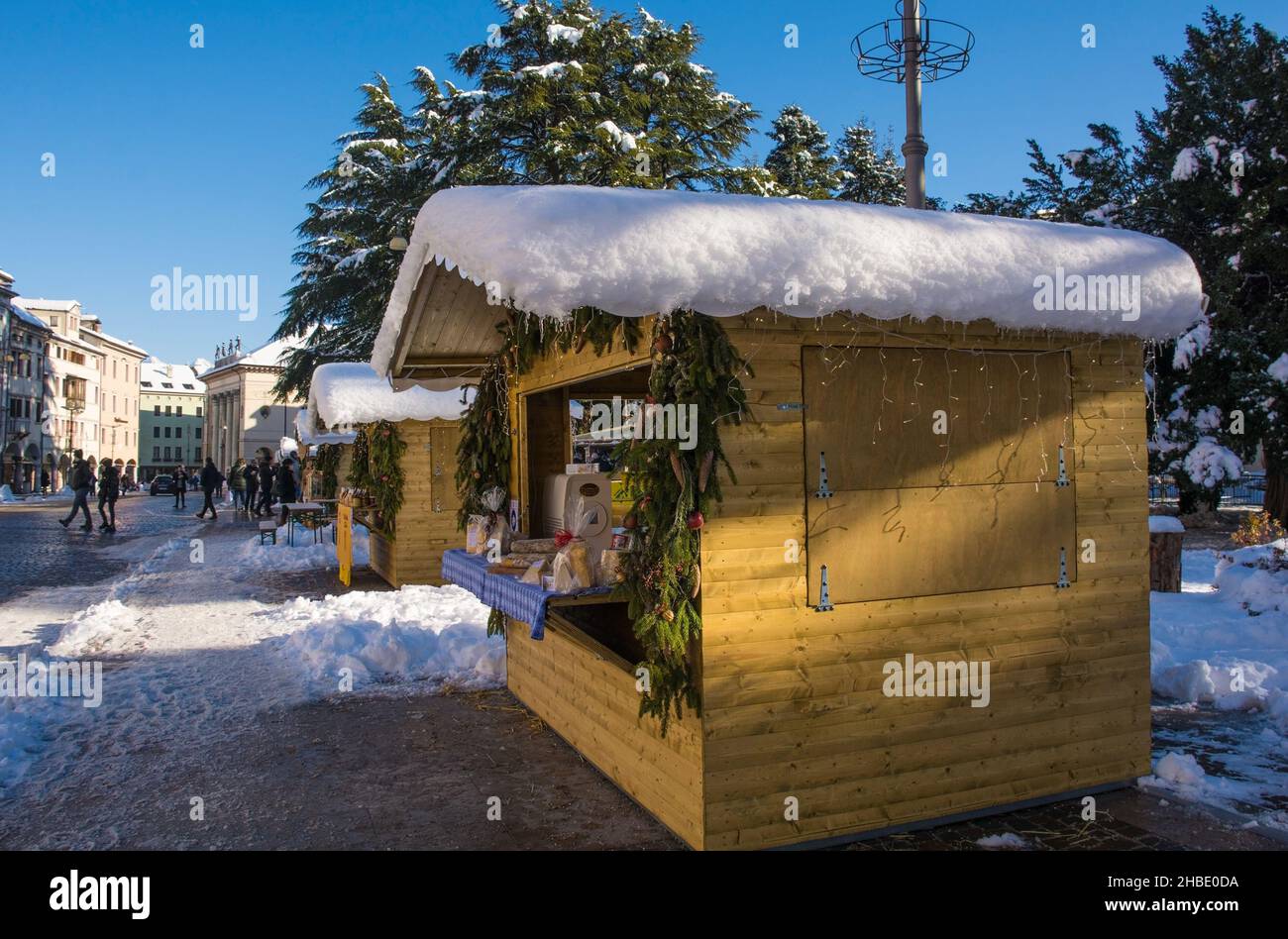 Belluno, Italia - Dicembre 11th 2021. Bancarelle tradizionali del mercatino di Natale in Piazza dei Martiri nel centro storico Foto Stock