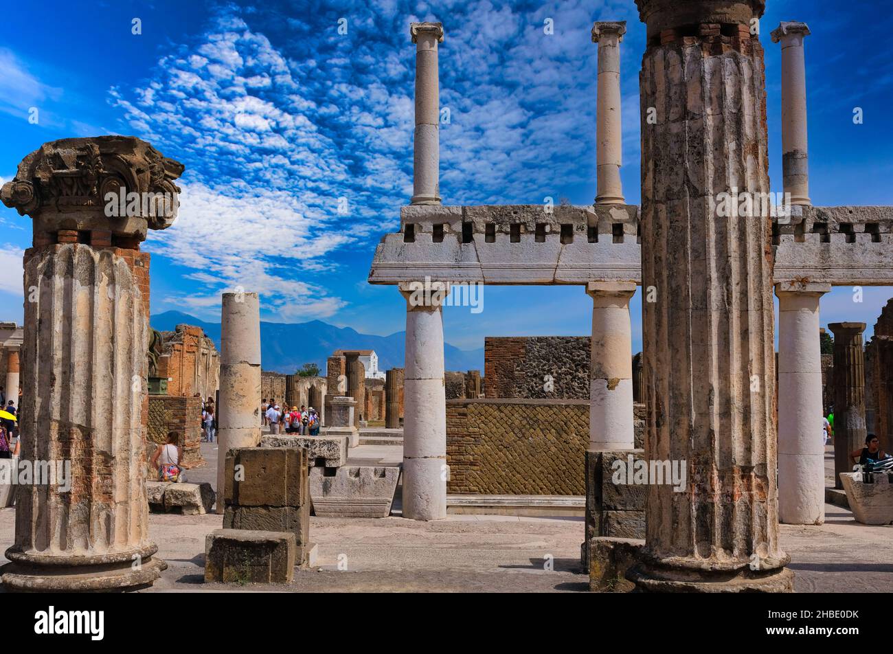 La Basilica, fu l'edificio più sontuoso del Foro di Pompei, e il suo spazio fu utilizzato per svolgere attività e per l'amministrazione della giustizia. Foto Stock