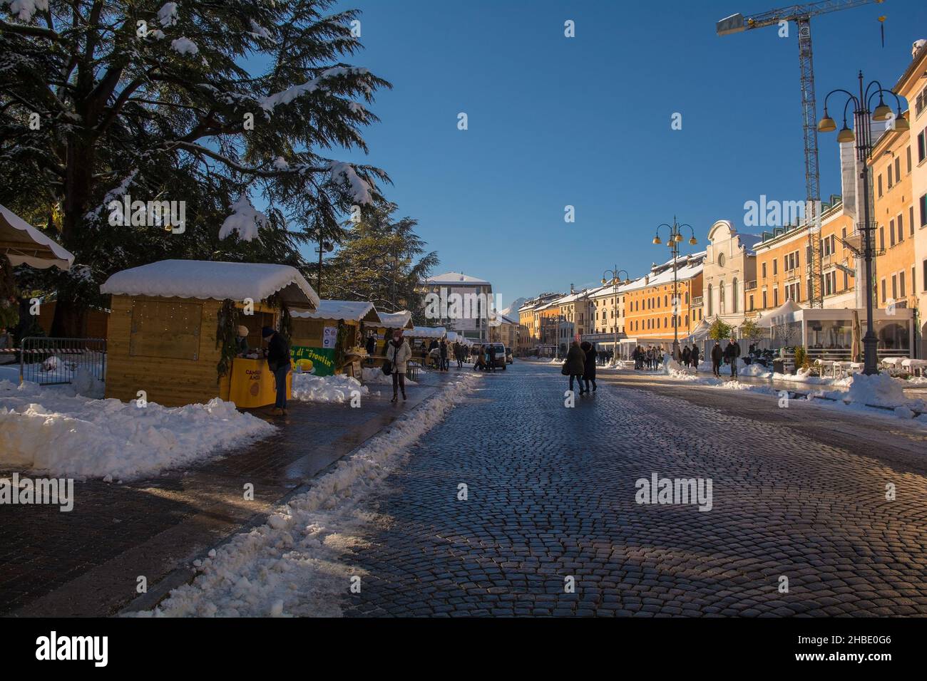 Belluno, Italia - Dicembre 11th 2021. Bancarelle tradizionali del mercatino di Natale in Piazza dei Martiri nel centro storico Foto Stock