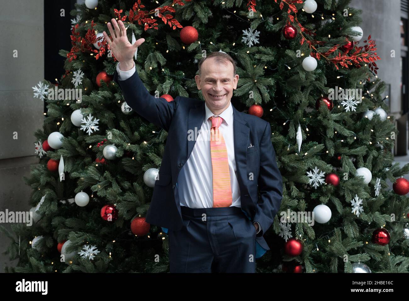 Londra, Regno Unito. 19th dicembre 2021. Il presentatore televisivo Andrew Marr pone per i fotografi fuori dalla BBC Broadcasting House nel centro di Londra dopo aver presentato il suo programma politico domenica mattina per l'ultima volta, dopo 16 anni nel ruolo. Credit: Wiktor Szymanowicz/Alamy Live News Foto Stock