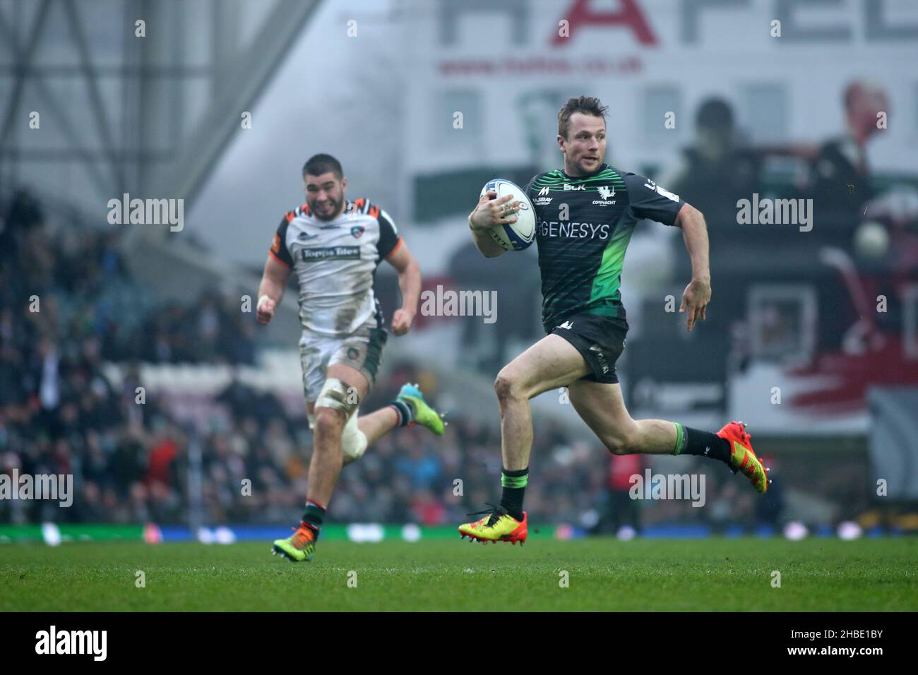 Leicester, Regno Unito. 19th dicembre 2021. LEICESTER, GBR. DICEMBRE 19th il capitano di Rugby Connacht, Jack Carty, intercetta la palla per fare una prova durante la partita della European Champions Cup tra Leicester Tigers e Connacht Rugby a Mattioli Woods Welford Road, Leicester domenica 19th dicembre 2021. (Credit: Kieran Riley | MI News) Credit: MI News & Sport /Alamy Live News Foto Stock