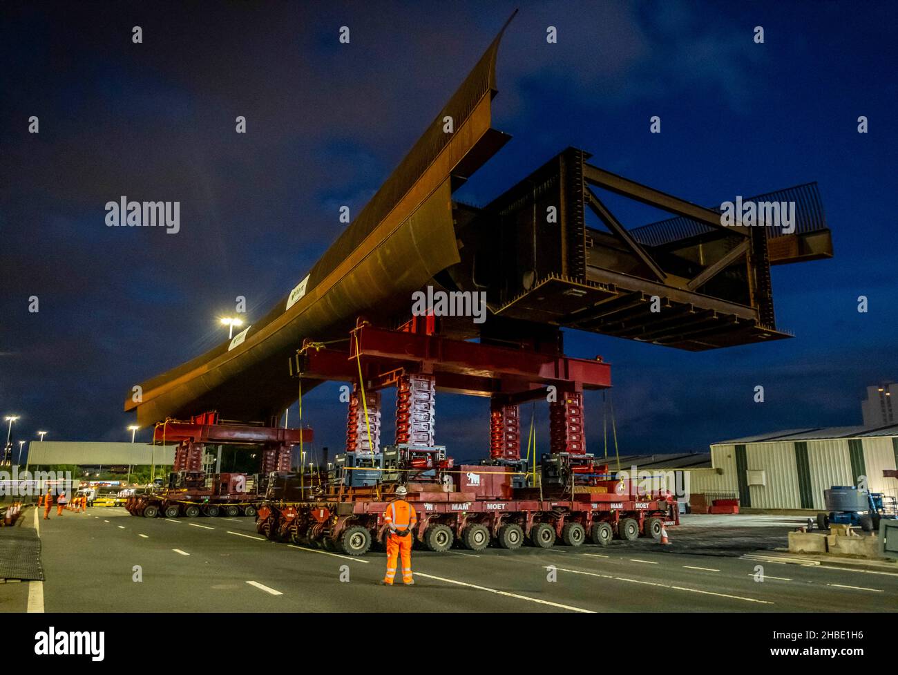 Nuovo ponte in costruzione e installato oltre M8 a Glasgow di notte Foto Stock