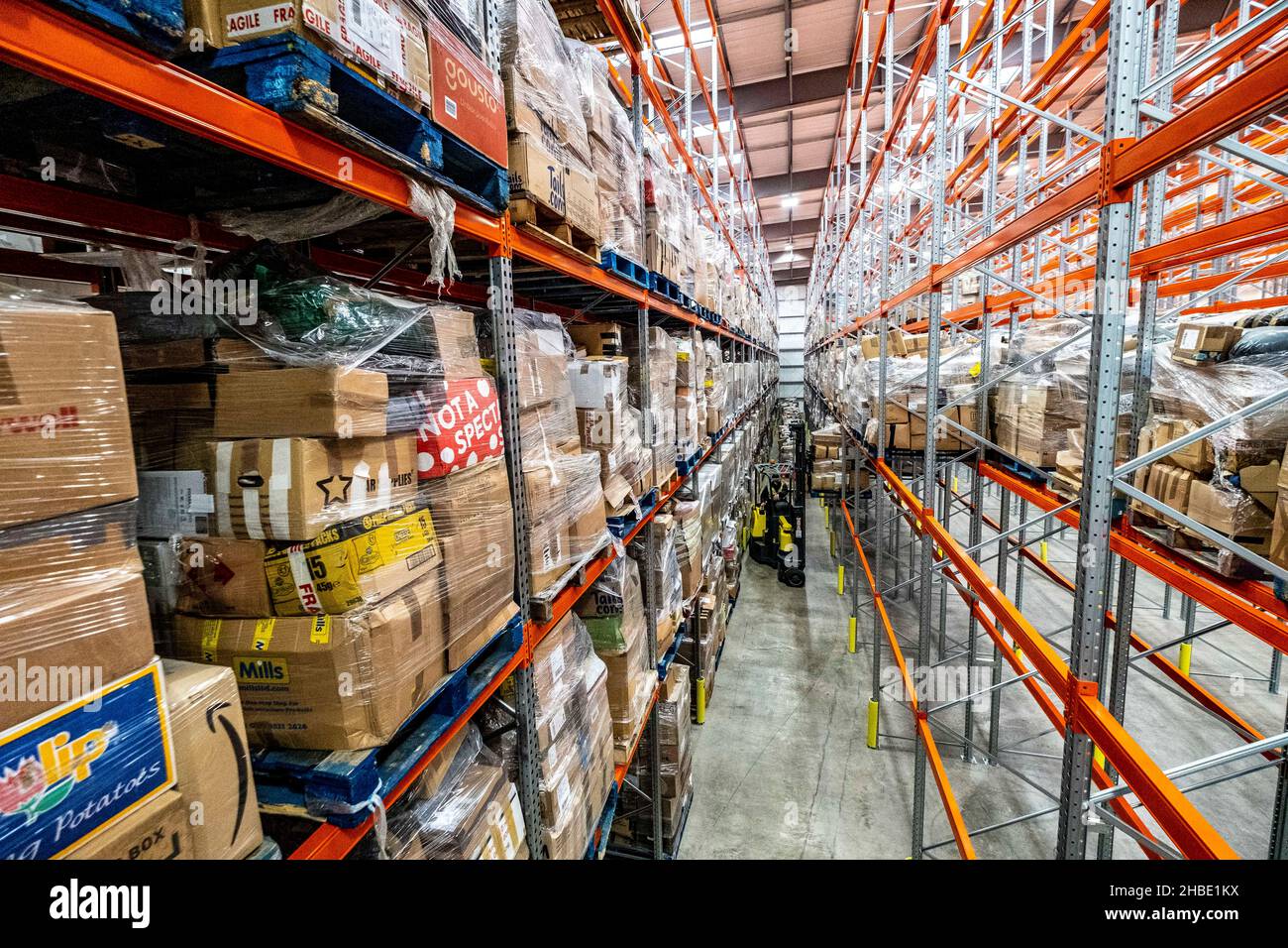 Scaffalatura per magazzino con magazzino Foto Stock