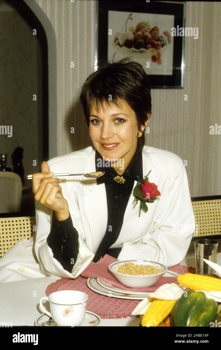 L'attrice Jan Francis serve la colazione all'Ideal Home Exhibition di Londra. Marzo 1987 Foto Stock
