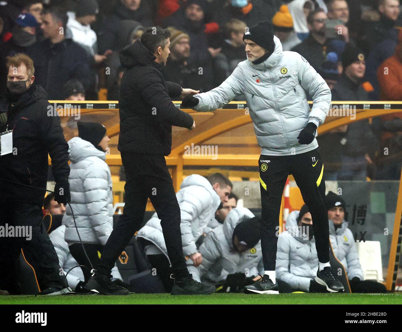 Wolverhampton, Inghilterra, 19th dicembre 2021. Bruno Lage manager di Wolverhampton Wanderers saluta Thomas Tuchel manager di Chelsea durante la partita della Premier League a Molineux, Wolverhampton. Il credito dovrebbe essere: Darren Staples / Sportimage Foto Stock