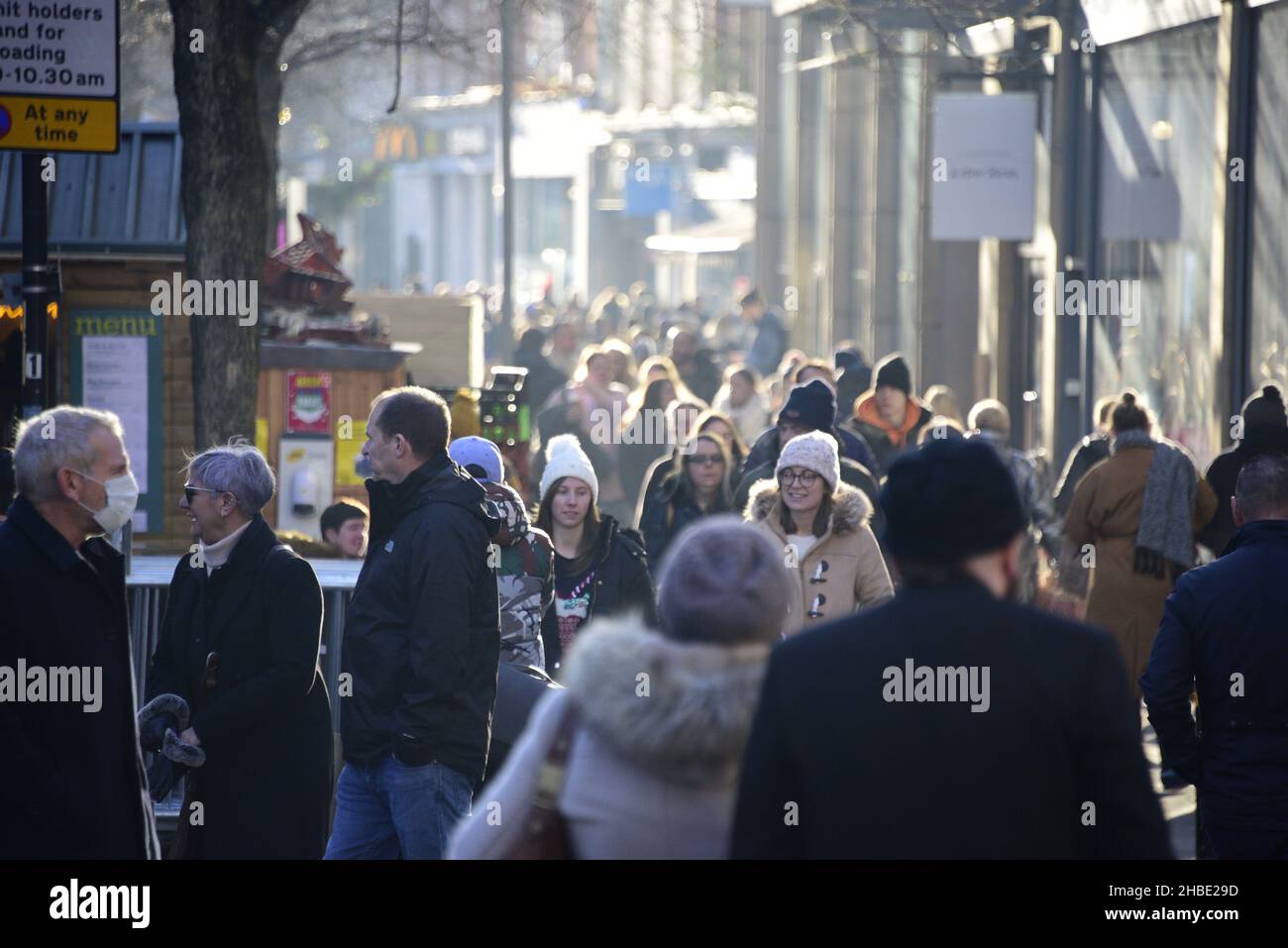 Manchester, Regno Unito, 19th dicembre 2021. Il centro di Manchester, Inghilterra, Regno Unito, è stato pieno di acquirenti di Natale l'ultima domenica prima di Natale. Foto Stock