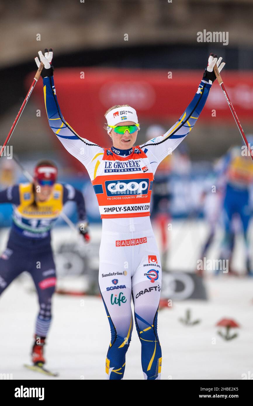 Dresda, Germania. 19th Dic 2021. Sci nordico/sci di fondo: Coppa del mondo, team sprint freestyle, donne, finali. Maja Dahlqvist (Svezia i) guida il campo nell'ultimo giro e vince. Credit: Daniel Schäfer/dpa-Zentralbild/dpa/Alamy Live News Foto Stock