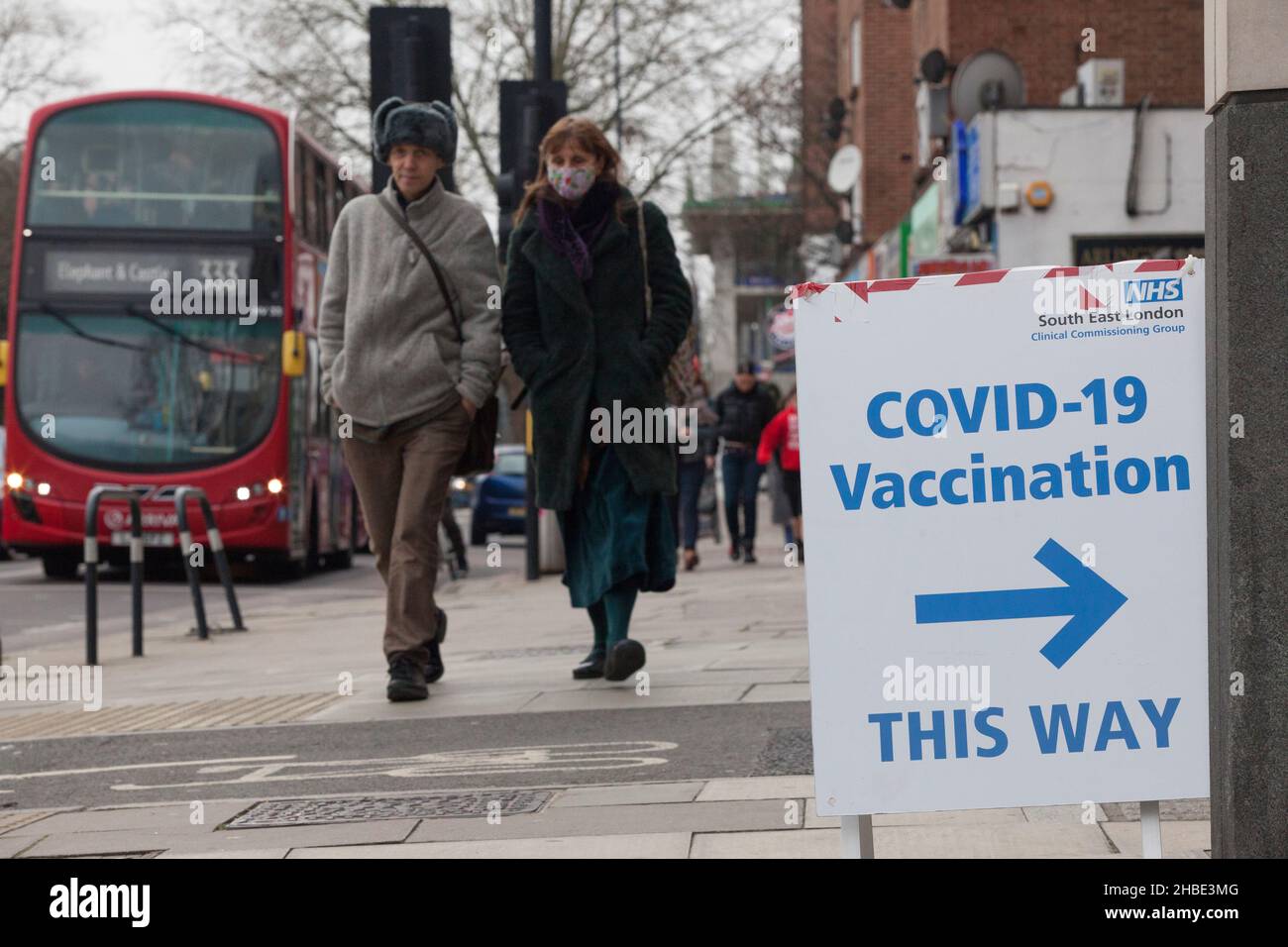Londra, UK, 19 dicembre 2021: Un cartello indirizza le persone verso un centro di vaccinazione pop-up presso il Lambeth Civic Center di Brixton. Forse ignaro che è aperto la domenica non c'erano persone in coda, anche se le code erano state molto prima della settimana. Anna Watson/Alamy Live News Foto Stock